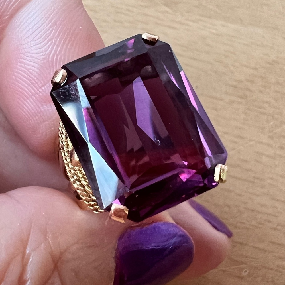VINTAGE 18K GOLD LARGE SYNTHETIC ALEXANDRITE COLOR CHANGE PURPLE SAPPHIRE RING
